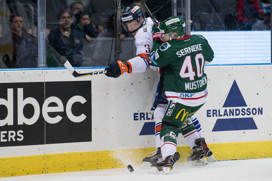 Frölundas Joel Mustonen tacklar Växjös Oliver Bohm