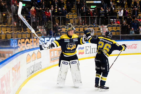 s målvakt Linus Söderström och Erik Brännström jublar