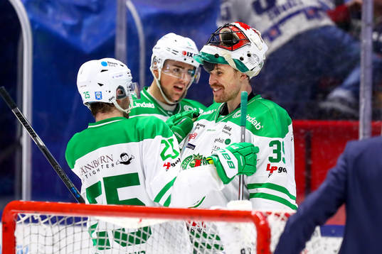 Rögles målvakt Justin Pogge jublar