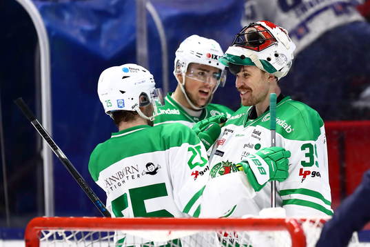 Rögles målvakt Justin Pogge och Ludvig Elvenes jublar