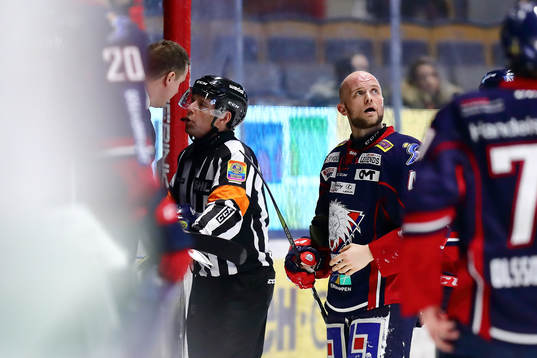 Linköpings Chad Billins är skadad i ansiktet och
