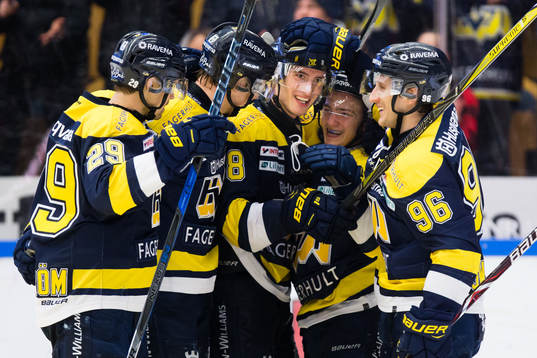 s Pierre Engvall jublar med lagkamrater