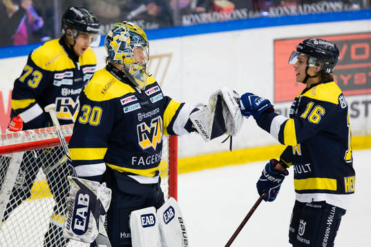 s målvakt Linus Söderström och Tom Hedberg jublar