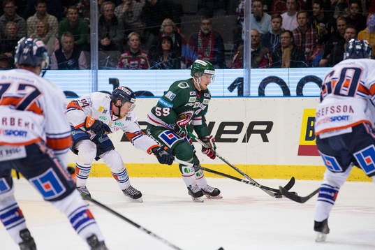 Frölundas Simon Hjalmarsson före Växjös Joel Persson