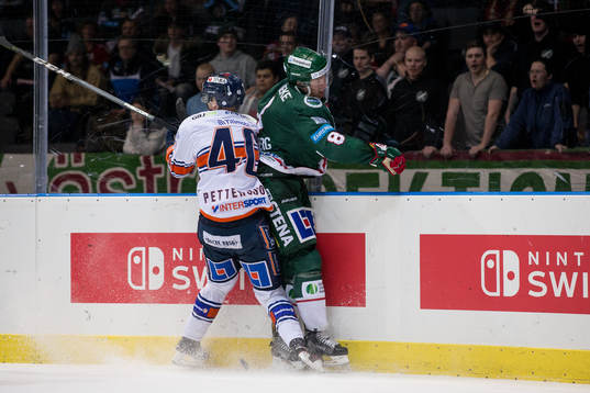 Växjös Elias Pettersson tacklar Frölundas John Nyberg