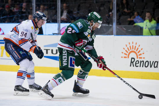 Frölundas Joel Lundqvist före Växjös Joel Persson