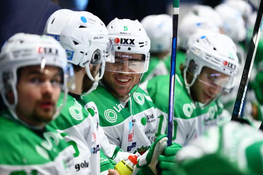 Rögles spelare ser glada ut när de leder med 0-2 mot