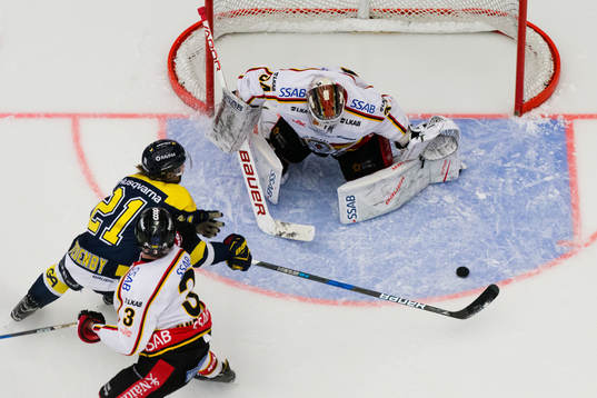 s Mattias Tedenby mot Luleås målvakt Joel Lassinatti