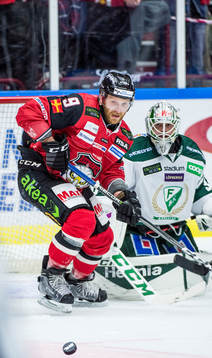 Malmö Redhawks Frederik Storm mot Färjestads målvakt