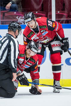 Malmö Redhawks Robin Alvarez tittar till Frederik Storm