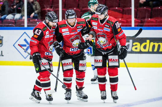 Malmö Redhawks Nichlas Hardt och Robin Alvarez hjälper
