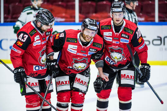 Malmö Redhawks Nichlas Hardt och Robin Alvarez hjälper