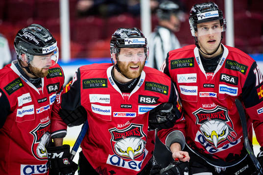 Malmö Redhawks Nichlas Hardt och Robin Alvarez hjälper