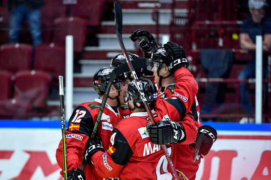Malmö Redhawks Fredrik Händemark jublar med lagkamrater