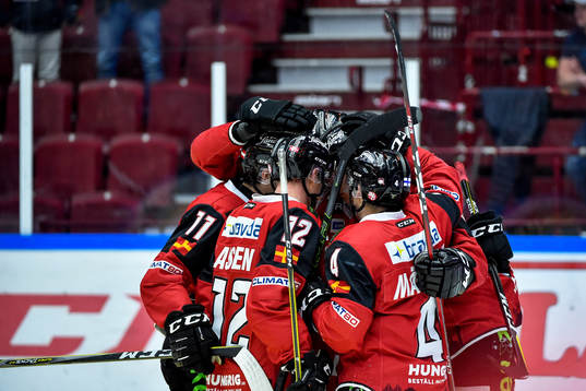 Malmö Redhawks Fredrik Händemark jublar med lagkamrater