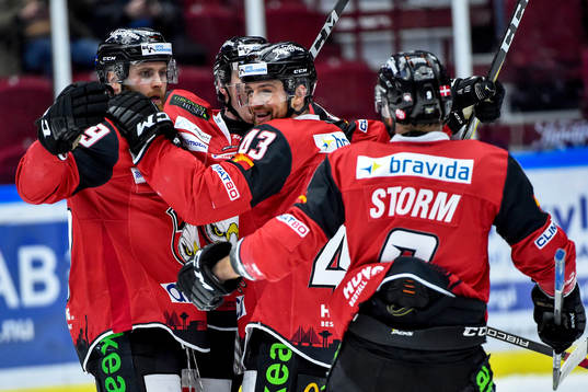 Malmö Redhawks Nichlas Hardt jublar med lagkamrater