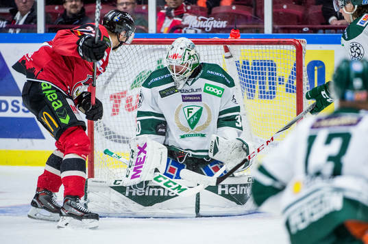 Malmö Redhawks Daniel Zaar mot Färjestads målvakt Lars