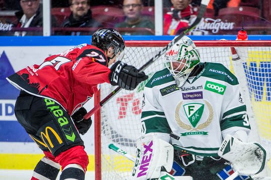 Malmö Redhawks Daniel Zaar mot Färjestads målvakt Lars