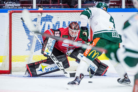Färjestads Morgan Ellis mot Malmö Redhawks målvakt Oscar