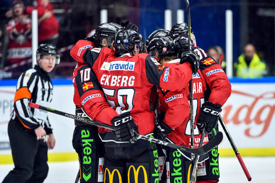 Malmö Redhawks Max Görtz jublar med lagkamrater
