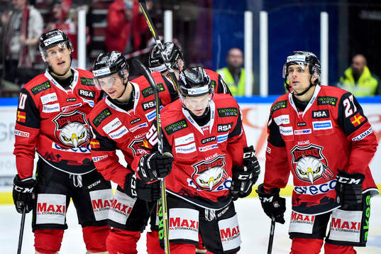 Malmö Redhawks Max Görtz jublar med lagkamrater