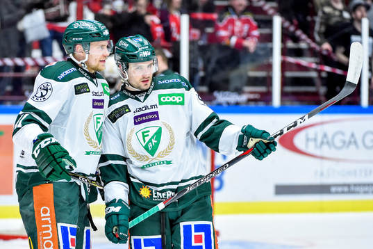 Färjestads Ilari Melart och Mikael Wikstrand deppar