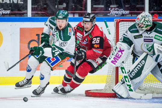 Färjestads Rasmus Asplund och målvakt Lars Haugen mot
