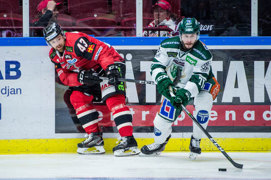 Malmö Redhawks Nichlas Hardt mot Färjestads Jesse Virtanen