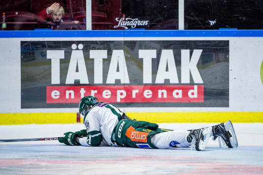 En kille i publiken tittar på Färjestads Joakim Nygård