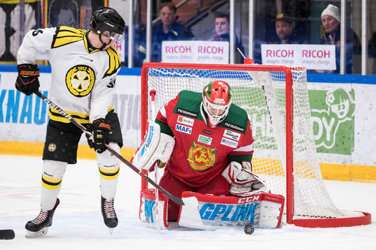 Brynäs Linus Ölund framför Moras målvakt Christian