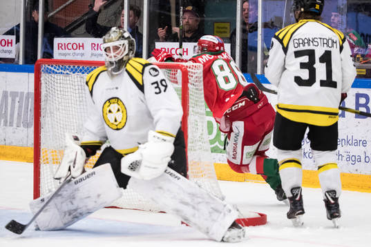 Moras Mathias Bromé jublar bakom Brynäs målvakt Linus