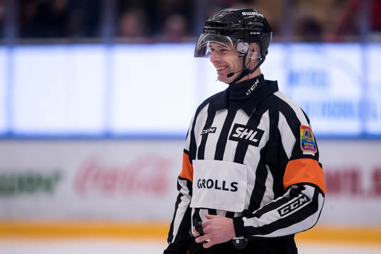 huvuddomare Mikael Andersson  i ishockeymatchen i SHL