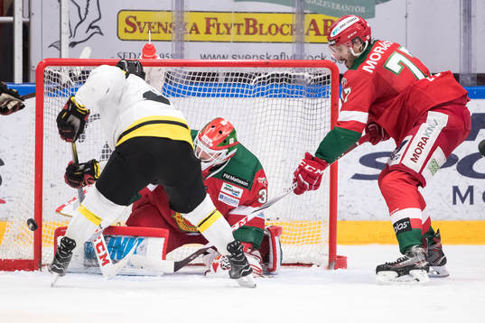 Brynäs Lukas Kilström framför Moras målvakt Christian