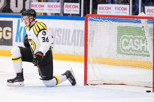 Brynäs Linus Ölund deppar i ishockeymatchen i SHL mellan