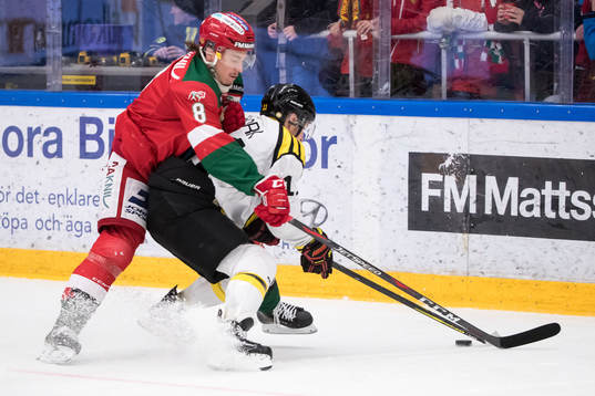 Moras Robin Johansson och Brynäs Kevin Clark  i