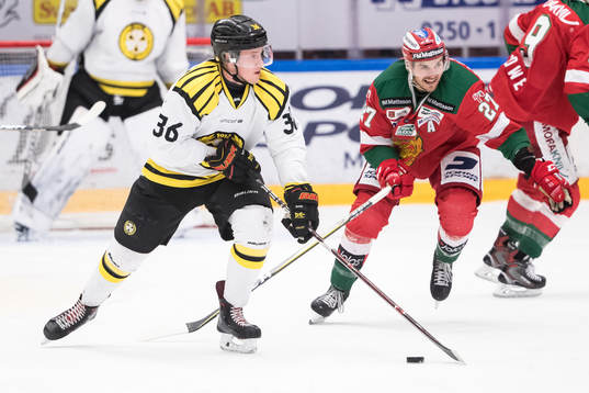 Brynäs Linus Ölund och Moras Matt Bailey  i
