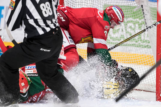 Moras Brandon Gormley och Brynäs Ludvig Nilsson  i