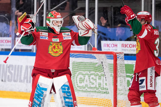 Moras målvakt Christian Engstrand jublar