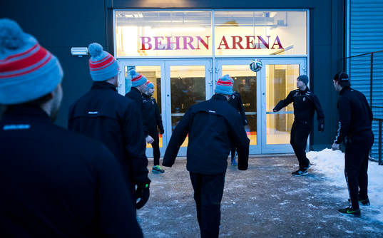 Karlskronaspelarna värmer upp med fotboll
