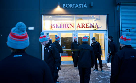 Karlskronaspelarna värmer upp med fotboll och ser deppiga