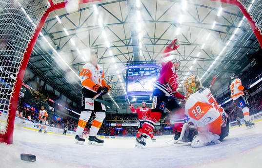 Örebros Joakim Andersson gör 5-0 och Karlskronas målvakt