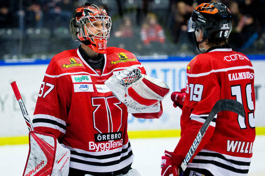 Örebros målvakt Eero Kilpeläinen jublar med Jeremy
