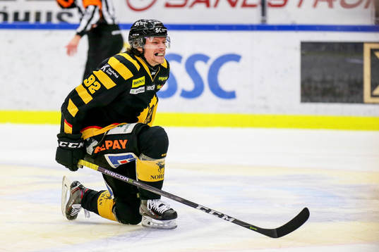 Skellefteås Jesper Olofsson grinar illa
