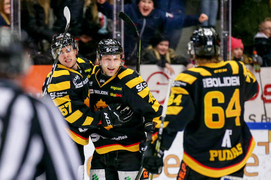Skellefteås Oscar Möller jublar med lagkamrater