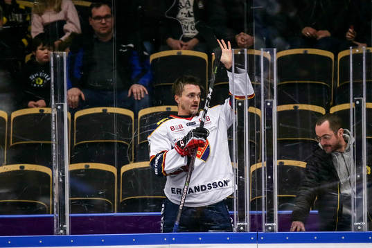 Djurgårdens Marcus Högström applåderar domarna