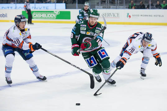 Frölundas Mattias Nörstebö mellan Växjös Elias