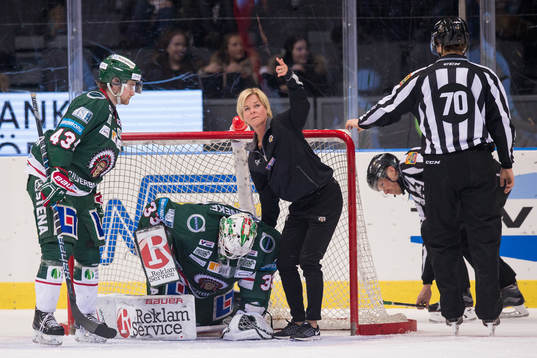 Frölundas rehabkoordinator Stina Hedin signalerar för