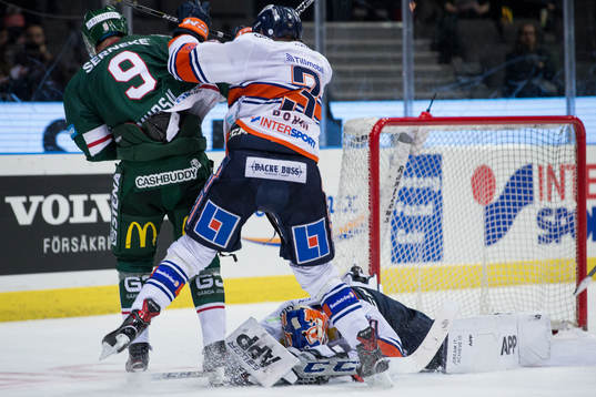 Växjös målvakt Viktor Fasth tar en lös puck framför