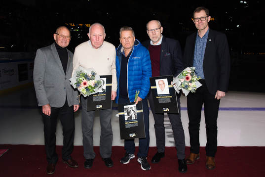 s klubbdirektör Agne Bengtsson (h) gratulerar Kjell