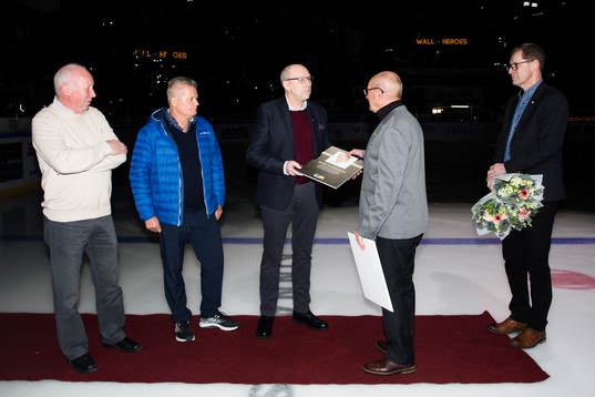 s klubbdirektör Agne Bengtsson (h) gratulerar Kjell